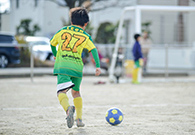 サッカーを楽しむ子供たちの写真