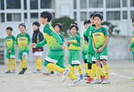 サッカーを楽しむ子供たちの写真