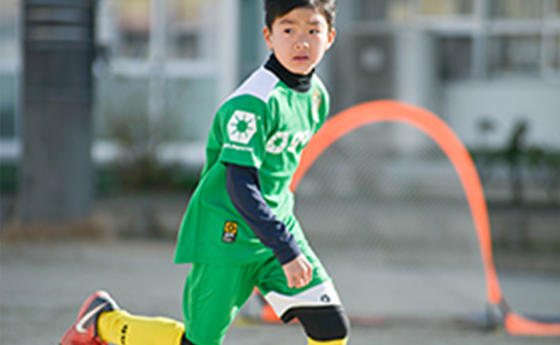 サッカーを楽しむ子供の写真